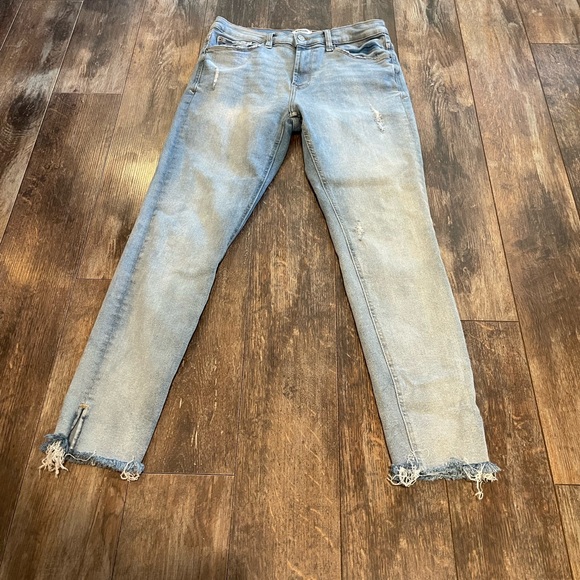 Kensie Denim - Kensie Denim Cropped Jeans with Distressed Hem